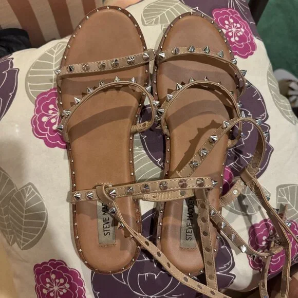 EUC Steve Madden Travel Beige & Silver Studded Ankle Wrap Flats / Sandals Sz 9 - Picture 4 of 5